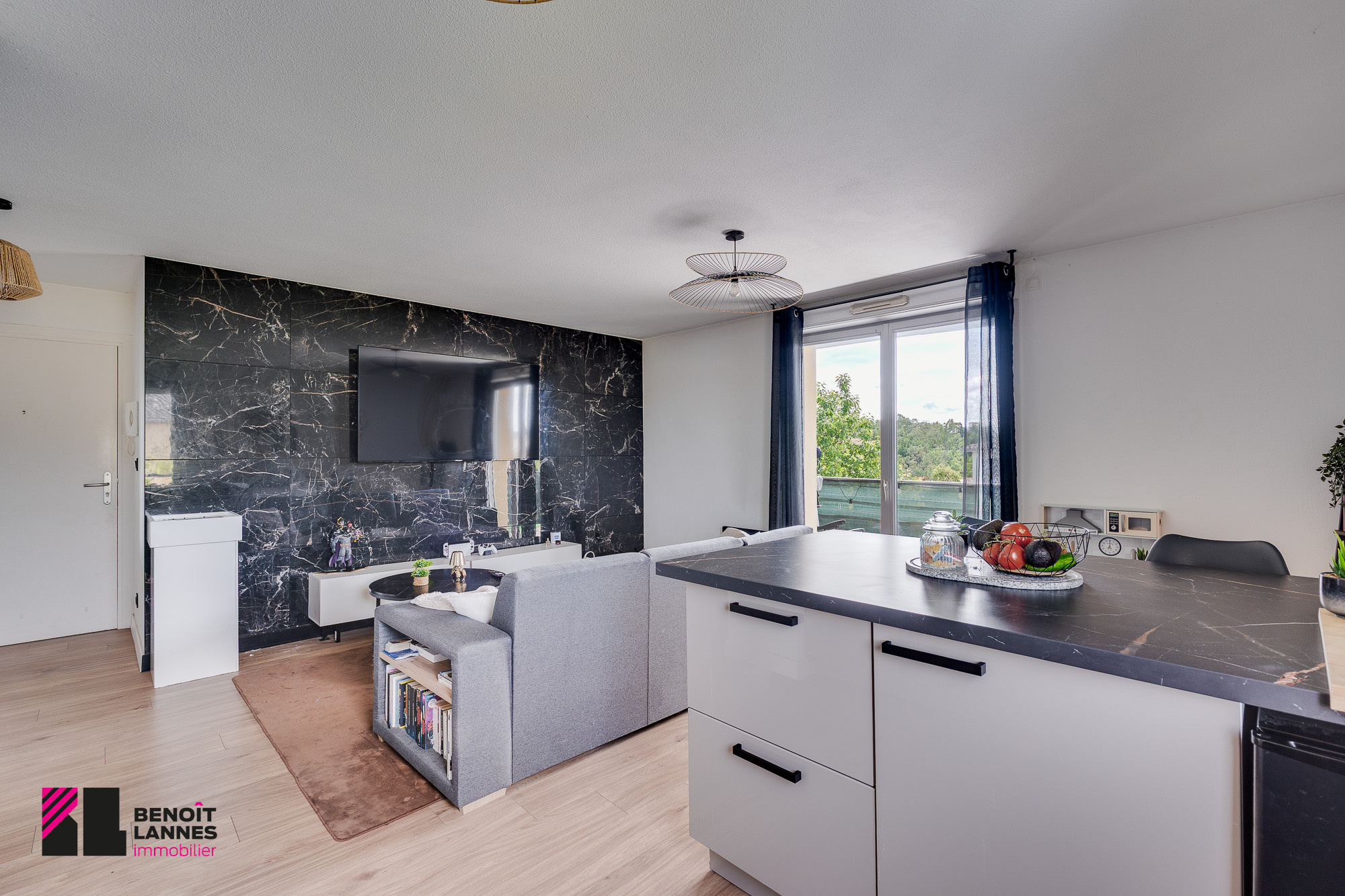 T3 TRAVERSANT DE 57 M2 ENTIEREMENT RENOVE AVEC TERRASSE COUV